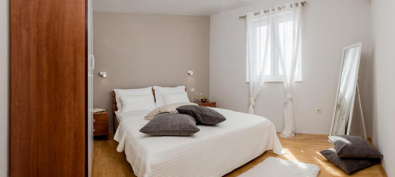 Apartments And Rooms With Parking Space Rogoznica - 10339 Bagian luar foto