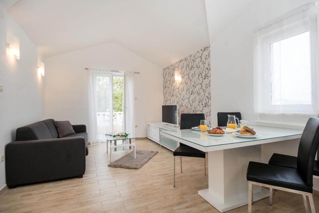 Apartments And Rooms With Parking Space Rogoznica - 10339 Bagian luar foto