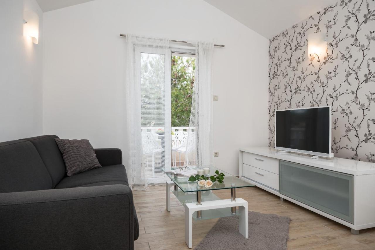 Apartments And Rooms With Parking Space Rogoznica - 10339 Bagian luar foto