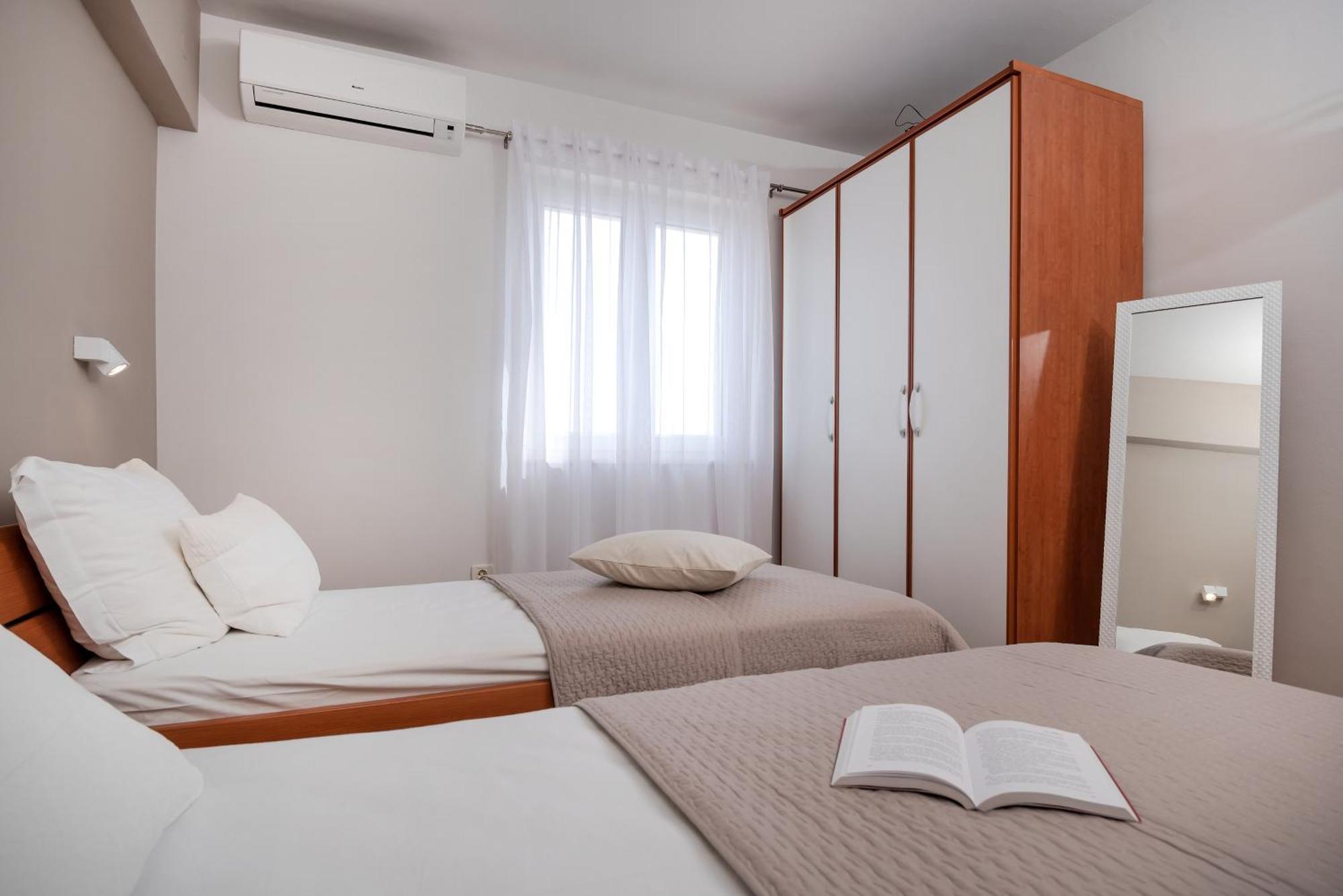 Apartments And Rooms With Parking Space Rogoznica - 10339 Ruang foto